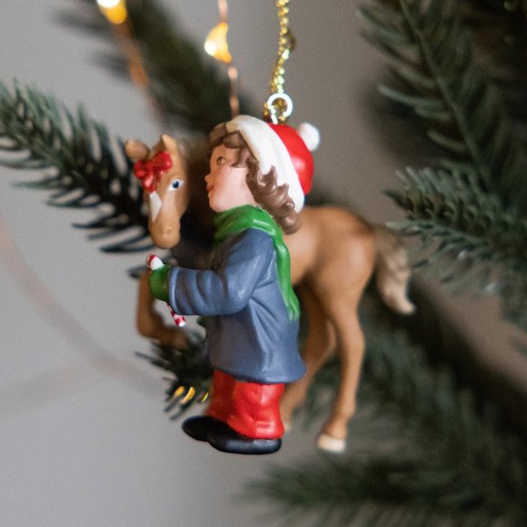 Keepsake ornament Sweet talk a foal and a boy - Picture 4 of 11
